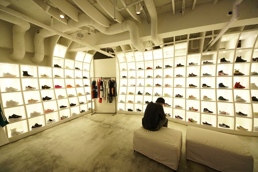 アトモスピンク フラッグシップ 原宿/明治通り (atmos pink flagship Harajuku) スニーカーウォール