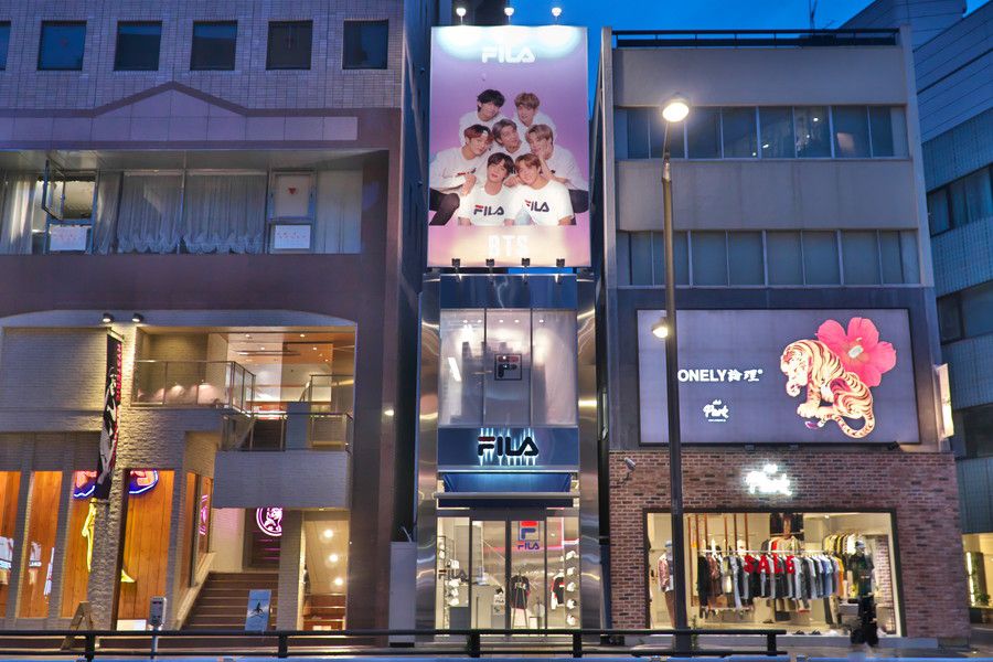 FILA(フィラ) 原宿 明治通り 夜