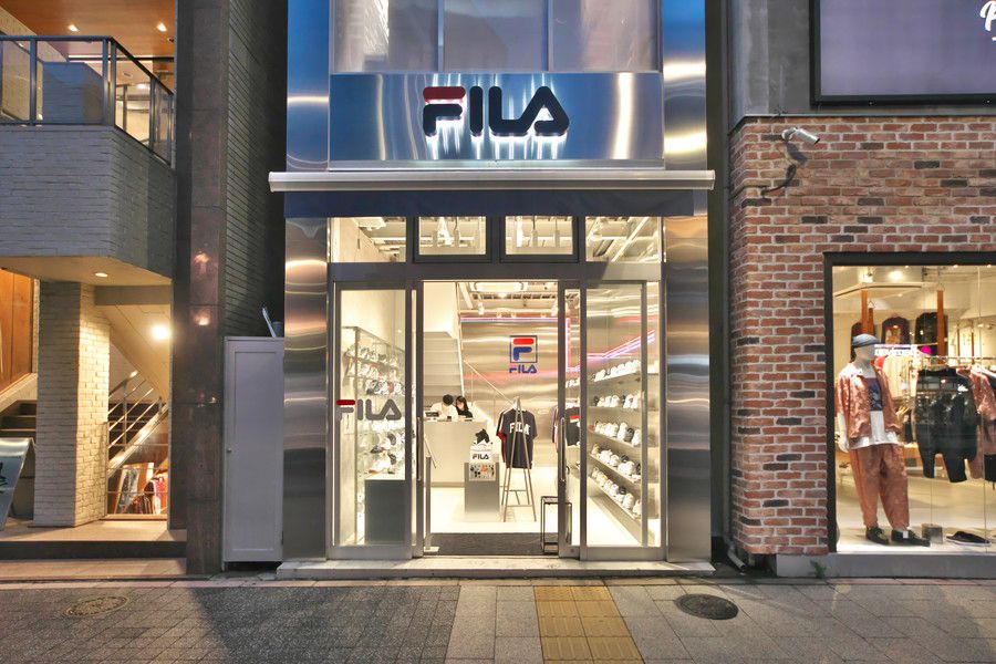 FILA(フィラ) 原宿 明治通り 夜