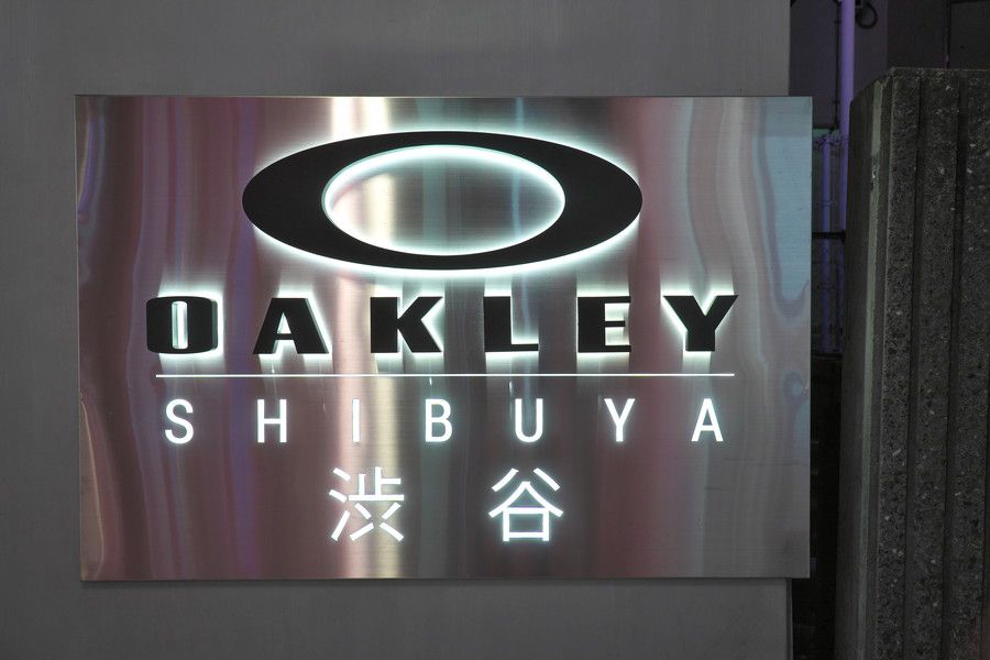 OAKLEY(オークリー ストア) 渋谷店の看板