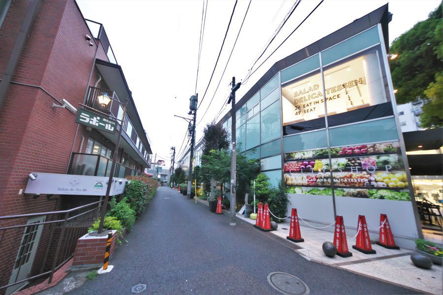 FACETASM(ファセッタズム) 青山へのアクセス GLASSAREA(グラッセリア)横を奥へ