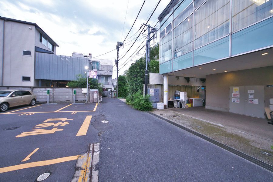 FACETASM(ファセッタズム) 青山へのアクセス 横のコインパーキング