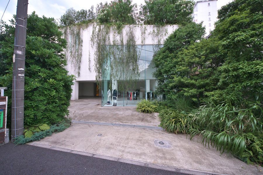 FACETASM(ファセッタズム) 青山 吹き抜けガラスの店舗