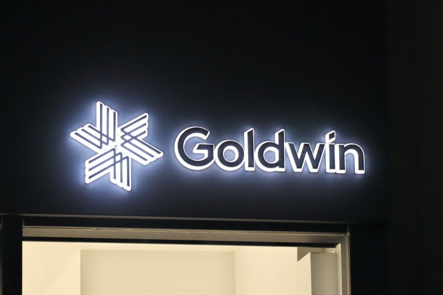 ゴールドウィン 原宿のネオン看板