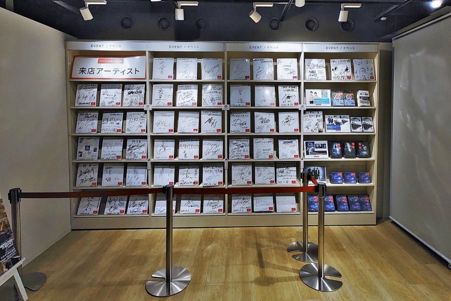 来店アーティストのサインが並ぶコーナー