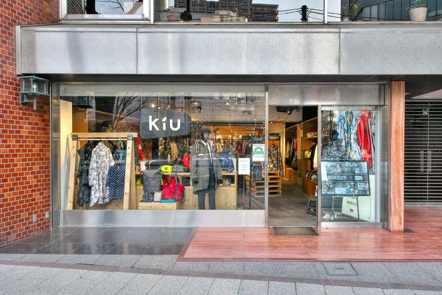 レインウェアや傘などを扱うKIU(キウ) の渋谷にある旗艦店