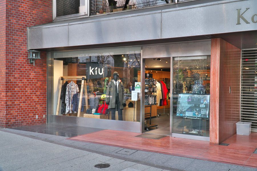 レインウェアや傘などを扱うKIU(キウ) の渋谷にある旗艦店