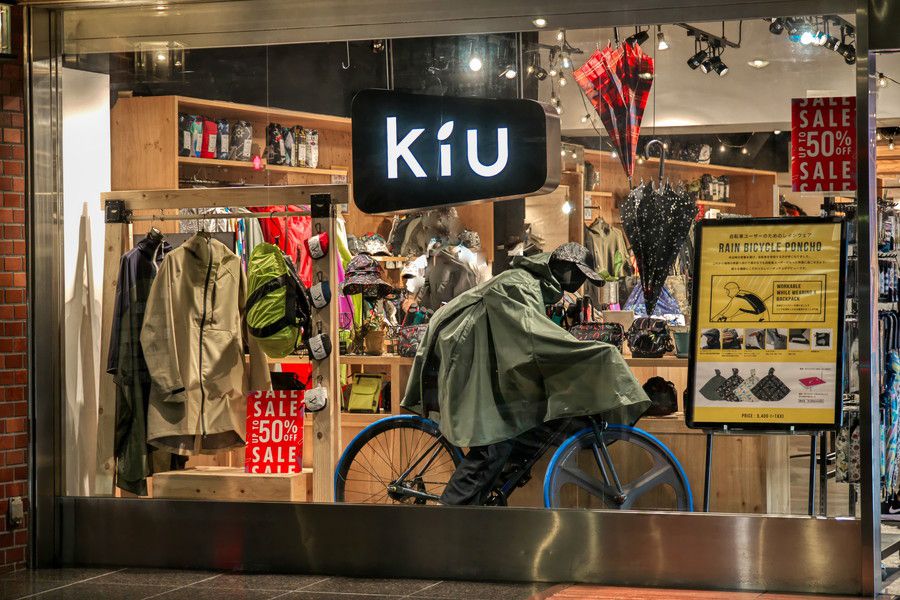 KIU(キウ)のアイテムが並ぶショーウィンドウ
