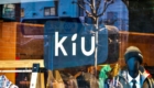 KIUのロゴが刻まれた看板