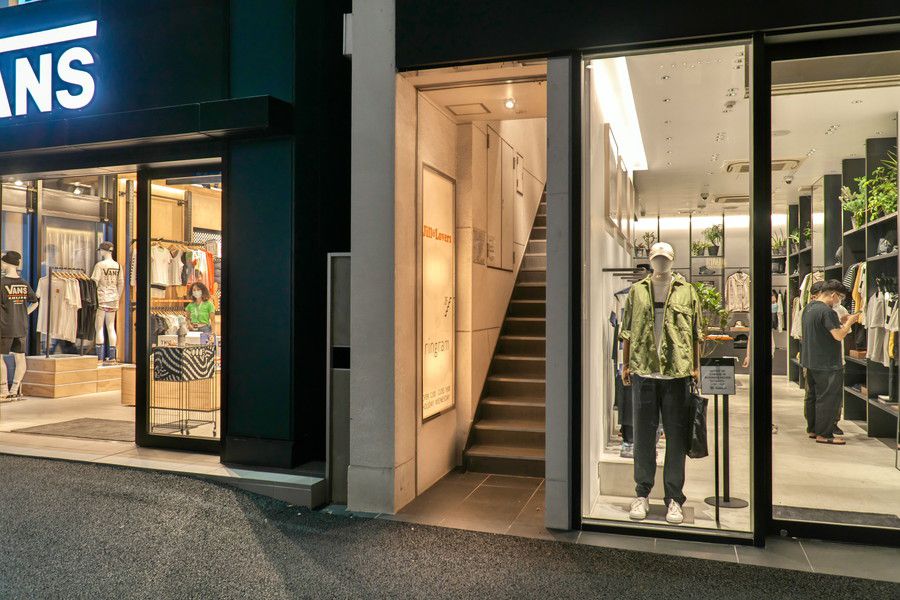 ringram 表参道店への階段・入り口