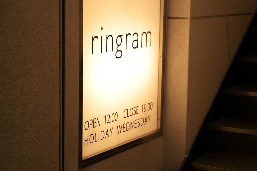 ringram 表参道店の階段の案内