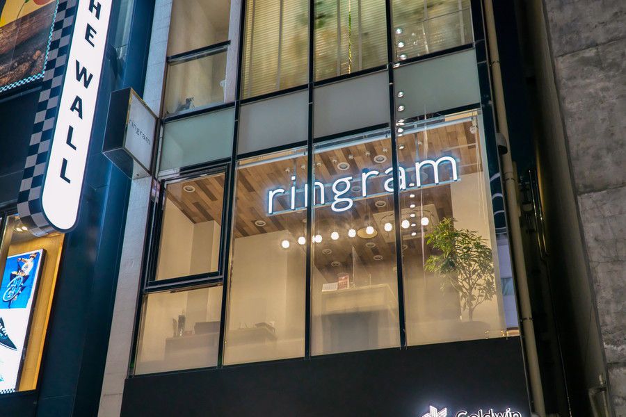 ringram 表参道店の夜の外観