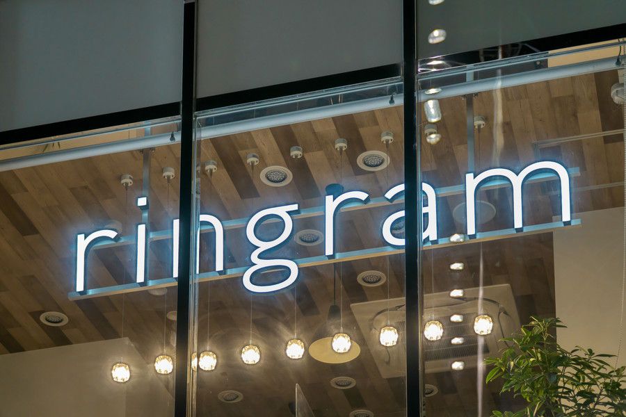 ringram 表参道店の夜のネオン看板