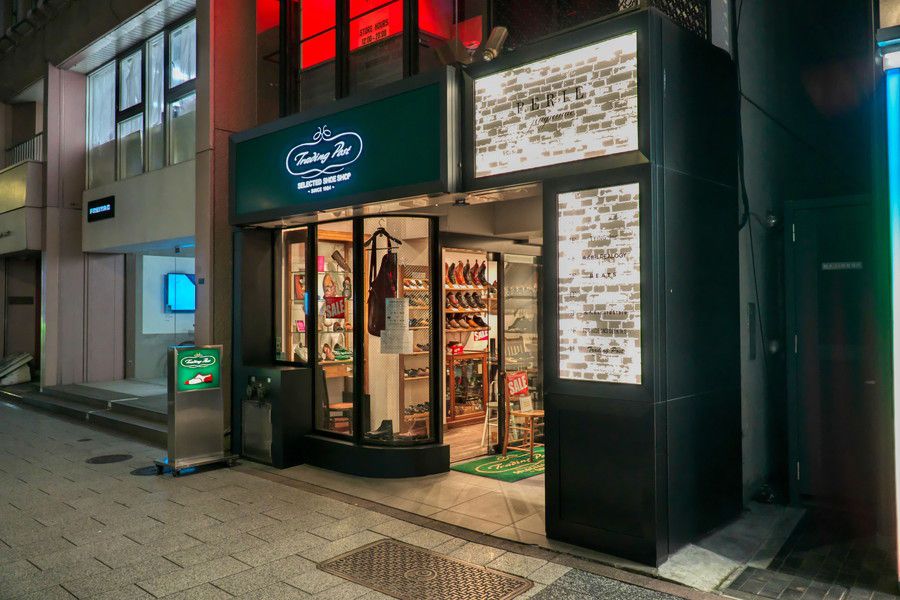 厳選されたシューズ、革靴を扱う Trading Post 渋谷店の夜の様子