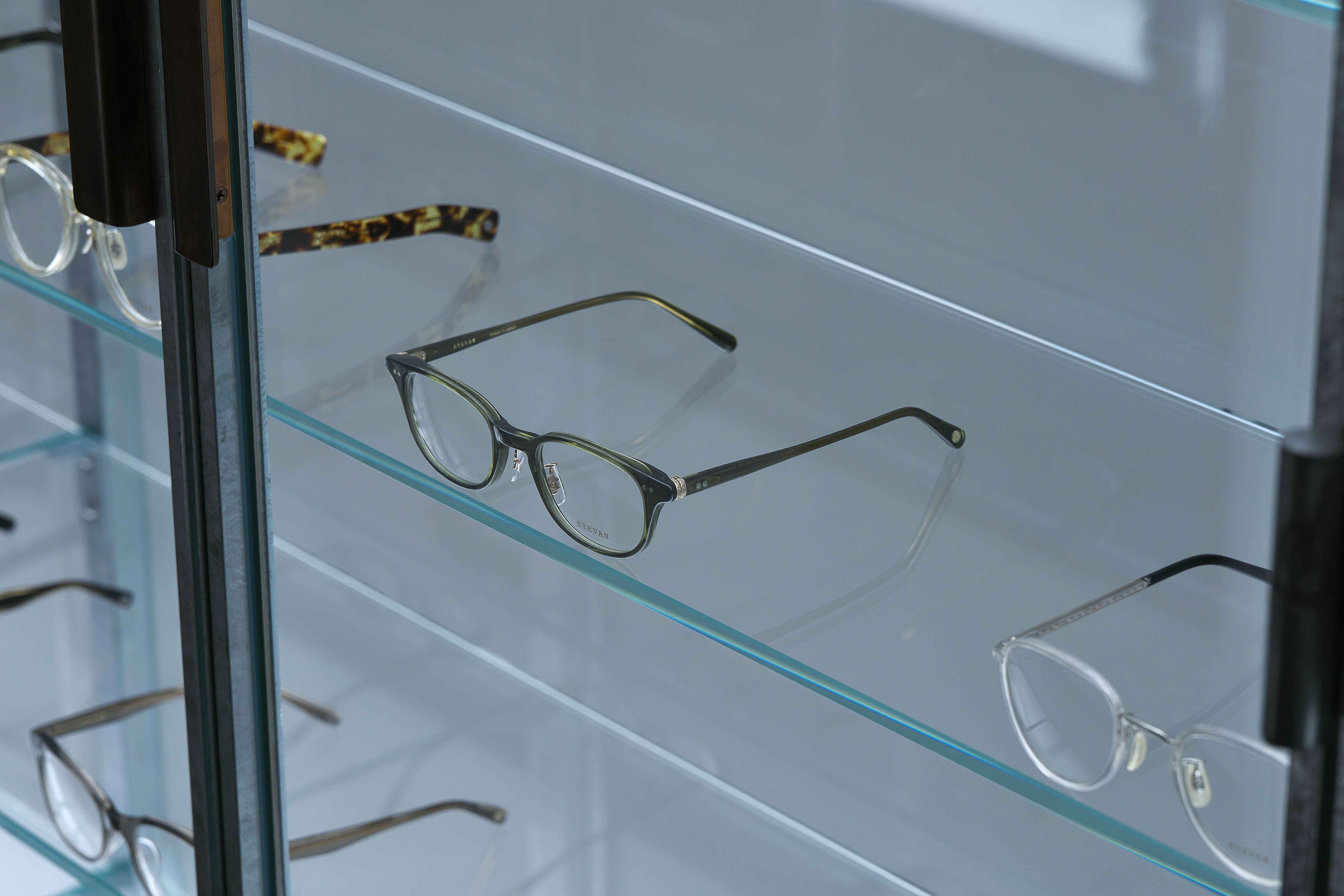 ショーケース内の眼鏡 EYEVAN Tokyo Gallery(アイヴァン 東京ギャラリー)