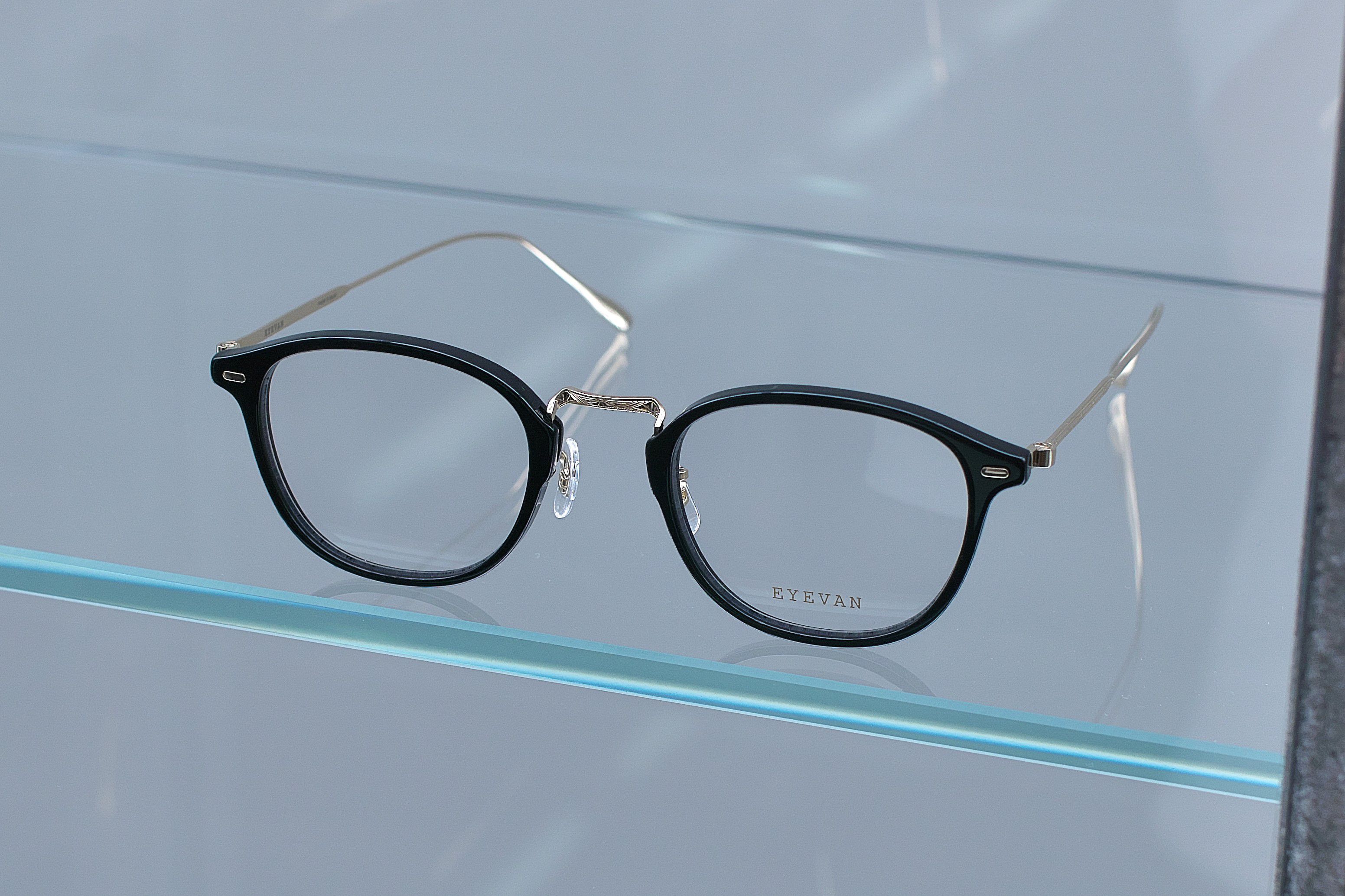 ショーケース内の眼鏡 EYEVAN Tokyo Gallery(アイヴァン 東京ギャラリー)