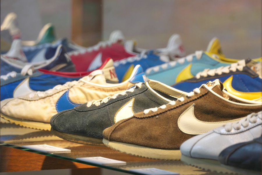 アトモスヤ 店内のスニーカーディスプレイ