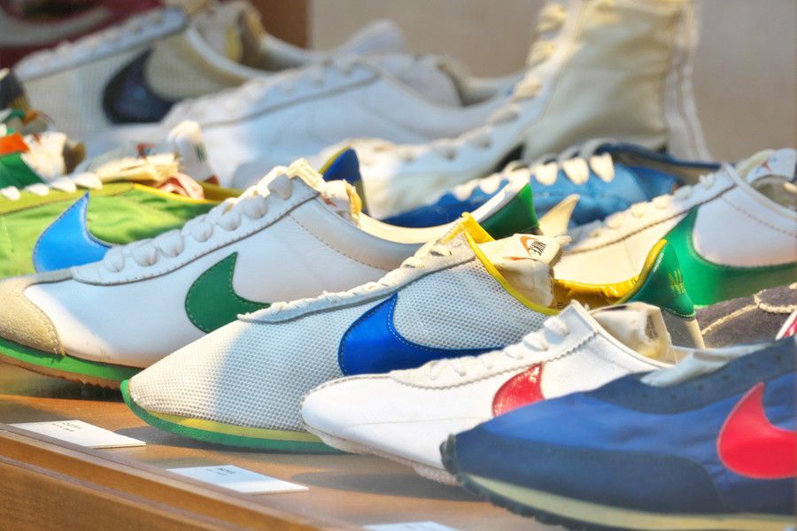 アトモスヤ 店内のスニーカーディスプレイ