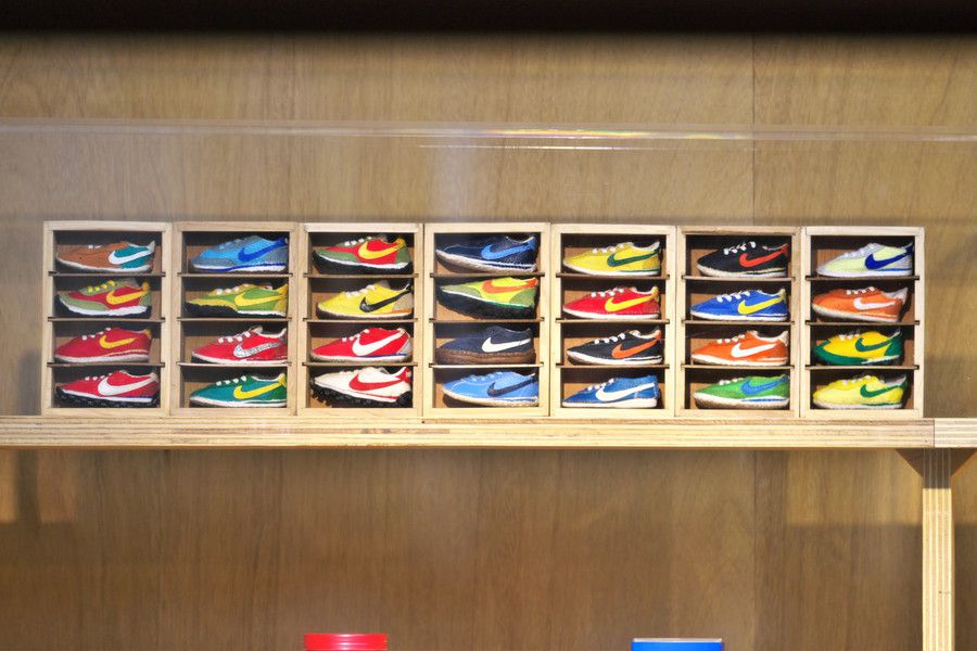 アトモスヤ 店内のスニーカーディスプレイ