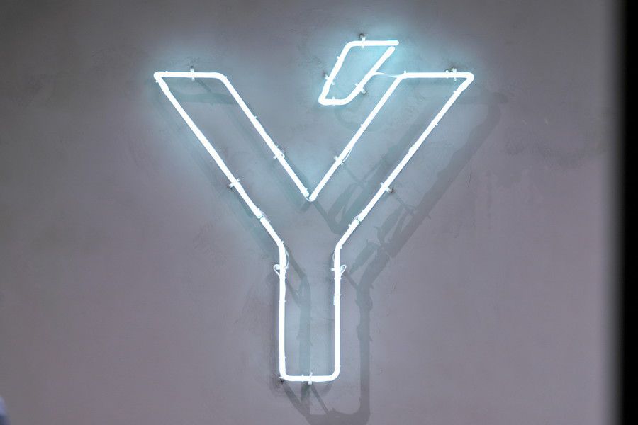 LYFT(リフト) 表参道&原宿ストアのブランドロゴのネオン