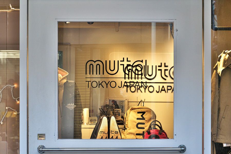 muta TOKYO JAPANのエントランスのロゴ