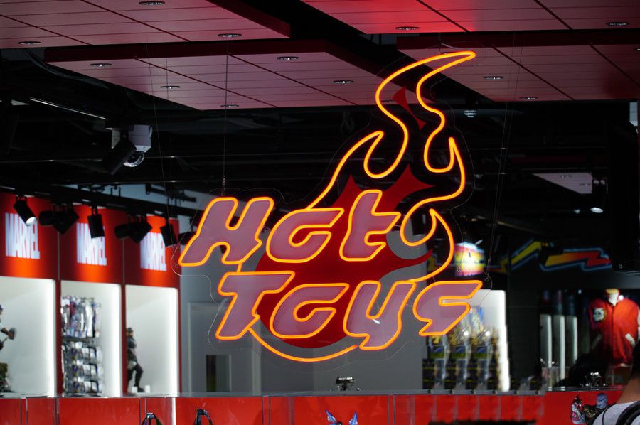 TOY SAPIENCE(トイサピエンス)東京 店内のHot Toys(ホットトイズ)のネオン看板
