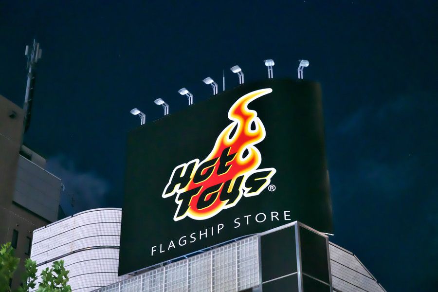 Hot Toys FLAGSHIP STOREの看板