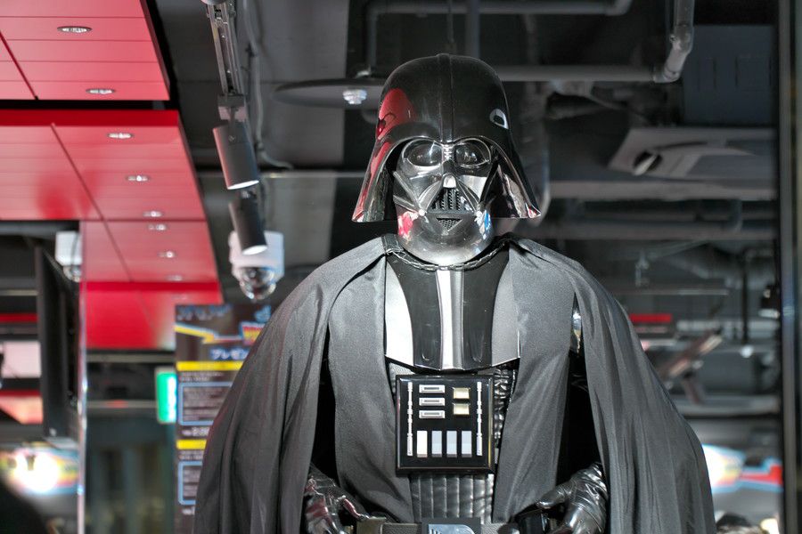 TOY SAPIENCE(トイサピエンス)東京 原宿 明治通りのオープン時の様子ダースベイダーの等身大フィギュア