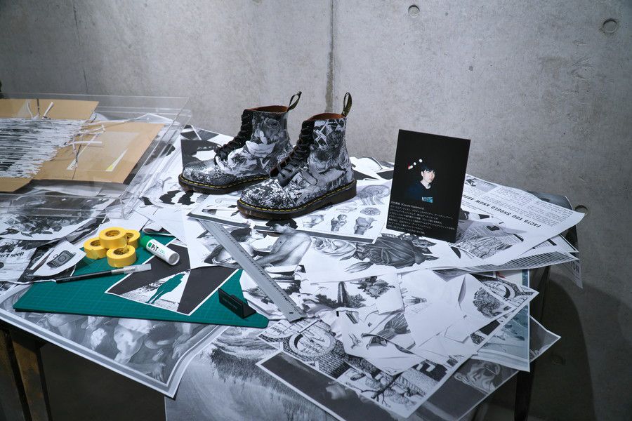 河村康輔によるドクターマーチンをベースにしたアート作品