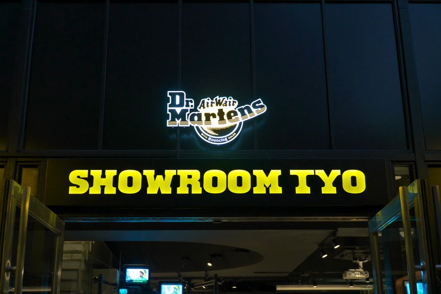 ドクターマーチン 表参道 Dr.Martens SHOWROOM TYOの看板