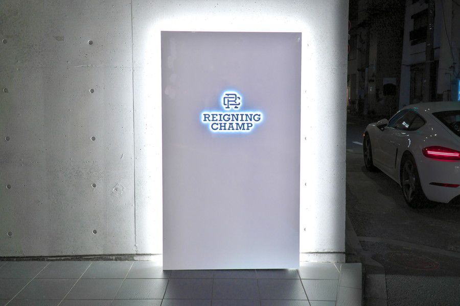 Reigning Champ(レイニングチャンプ) 原宿の看板