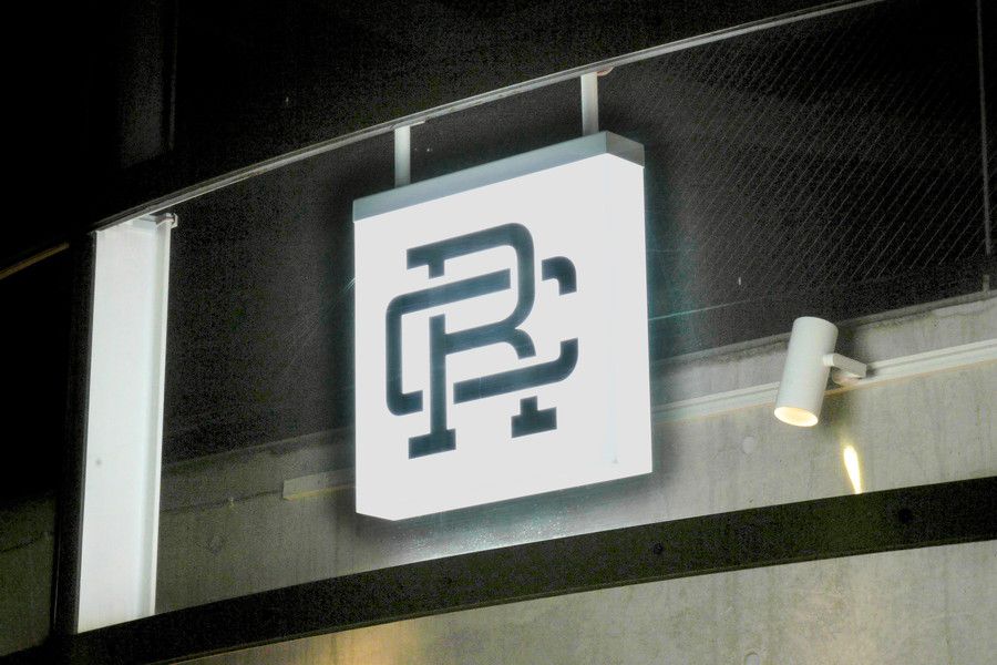 Reigning Champ(レイニングチャンプ) 原宿のネオン看板