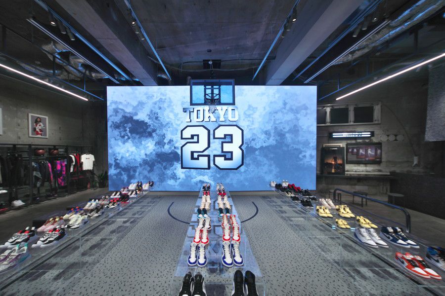 TOKYO23 原宿 プロペラ通り 店内の大型スクリーン