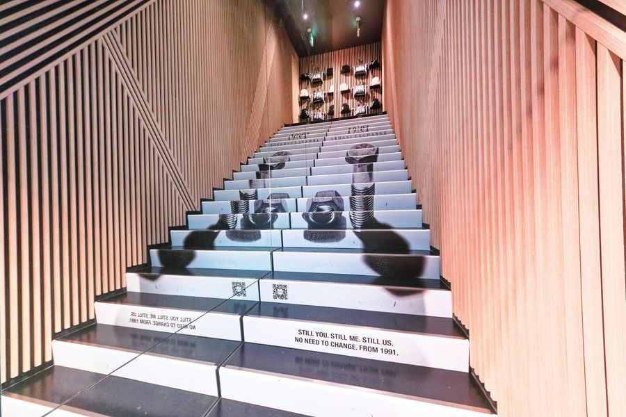 ARMANI EXCHANGE 店内の階段