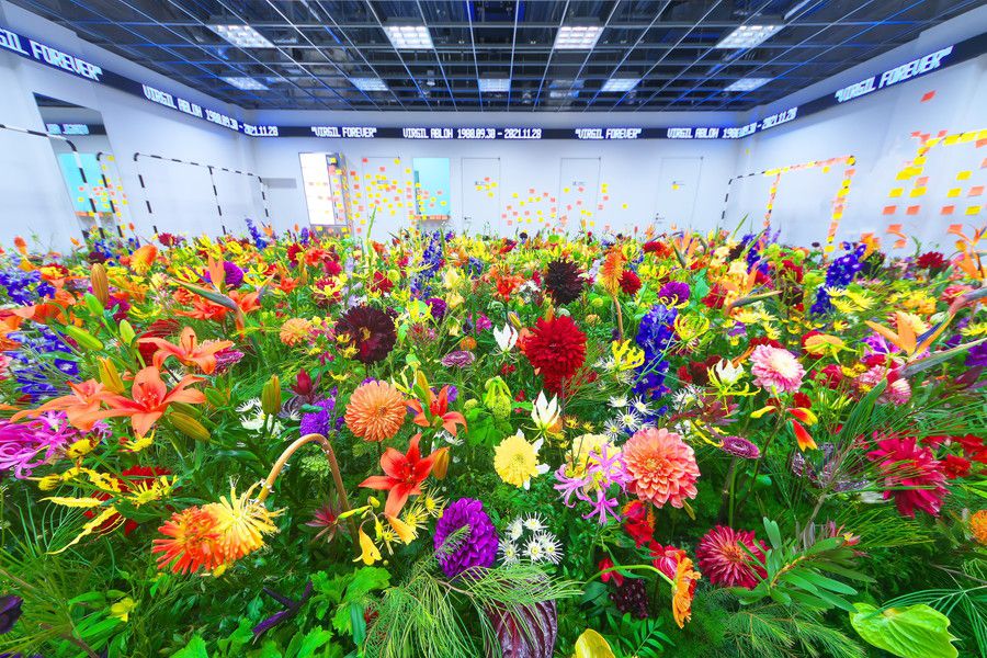 ヴァージル・アブロー氏を追悼する花々で飾られた店内