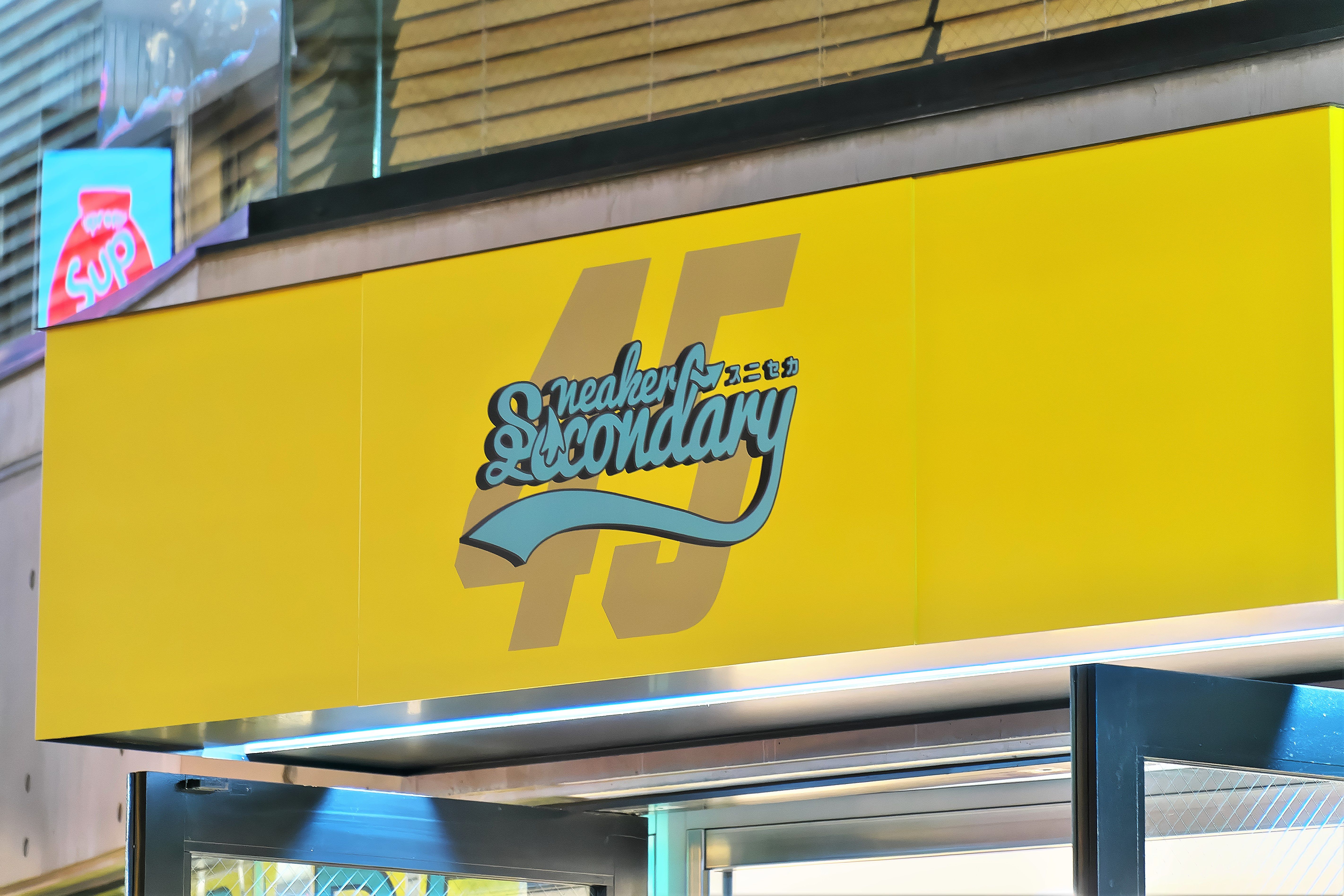 スニセカ 原宿店の看板