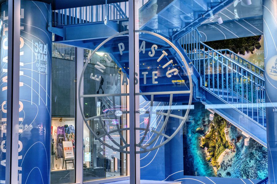 プラスチックの使用量削減などを掲げるロゴ