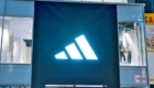 adidas Brand Center Harajukuのエキップメントロゴの看板