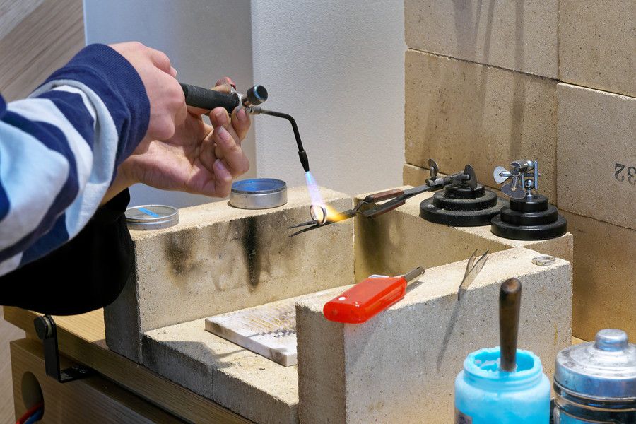 ガスバーナーで指輪を加工する体験が出来るスペース