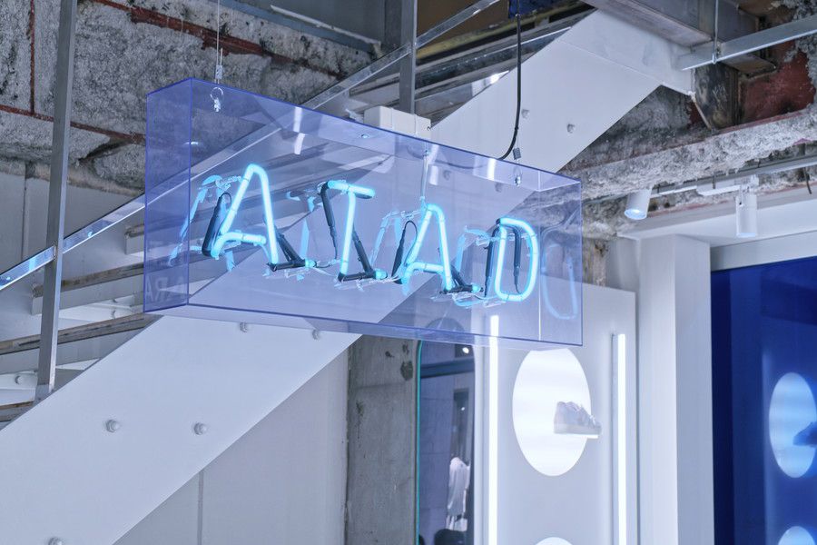 A.T.A.D 原宿の店内ネオン看板