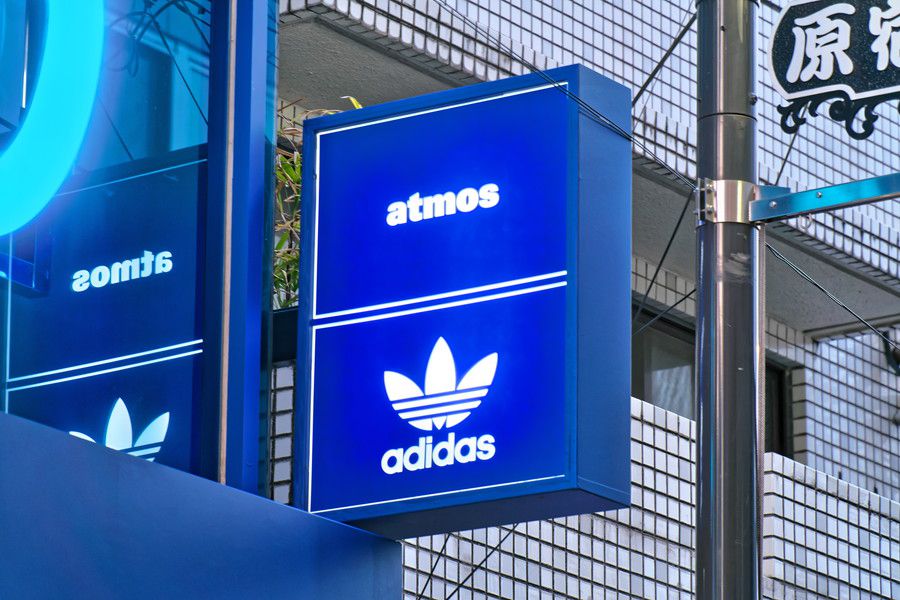 ATAD 原宿のatmosとadidasのロゴが並ぶ看板