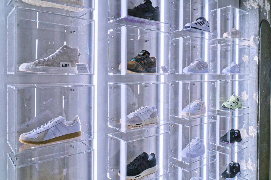 ATAD 原宿のスニーカーのディスプレイ