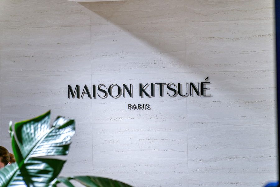 メゾン キツネ 青山の店内ロゴ