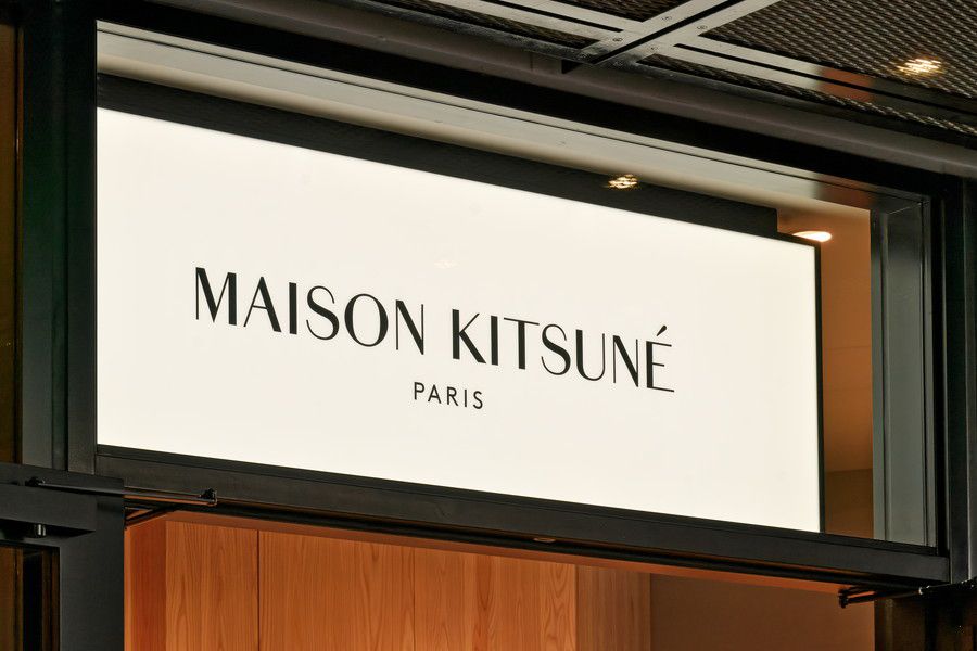 メゾン キツネ 渋谷 宮下パークのエントランスの看板