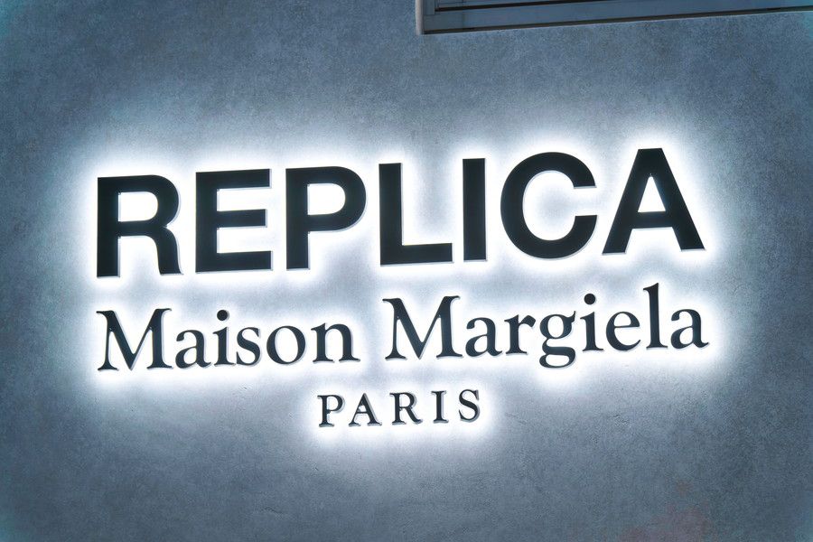 REPLICA Maison Margiela の看板