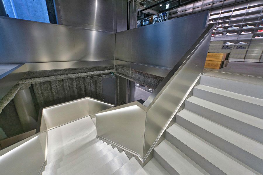 On(オン) 原宿 キャットストリートの近未来的な階段