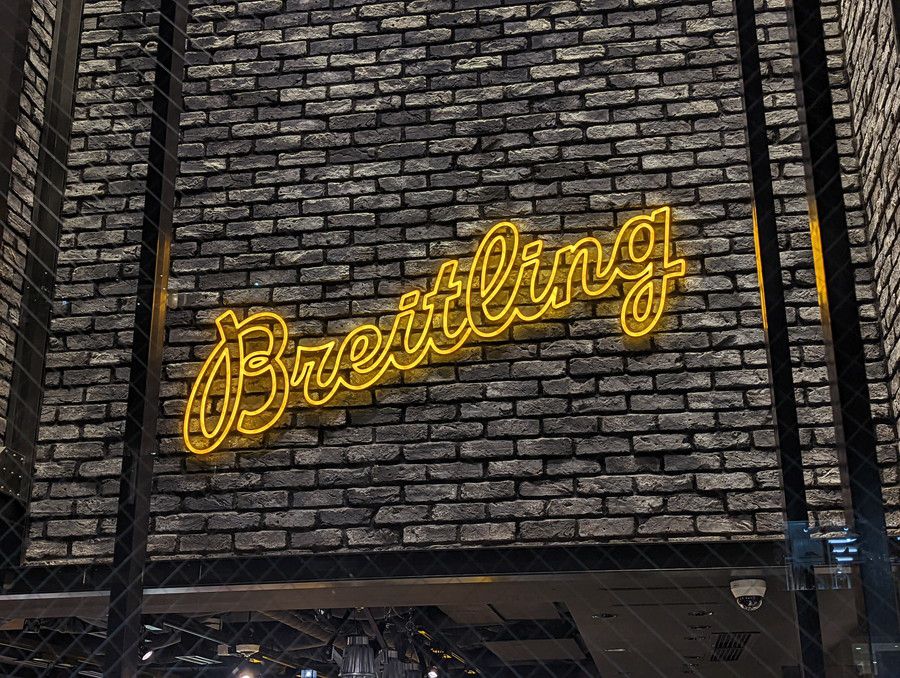 BREITLING(ブライトリング) 表参道の店内ネオン