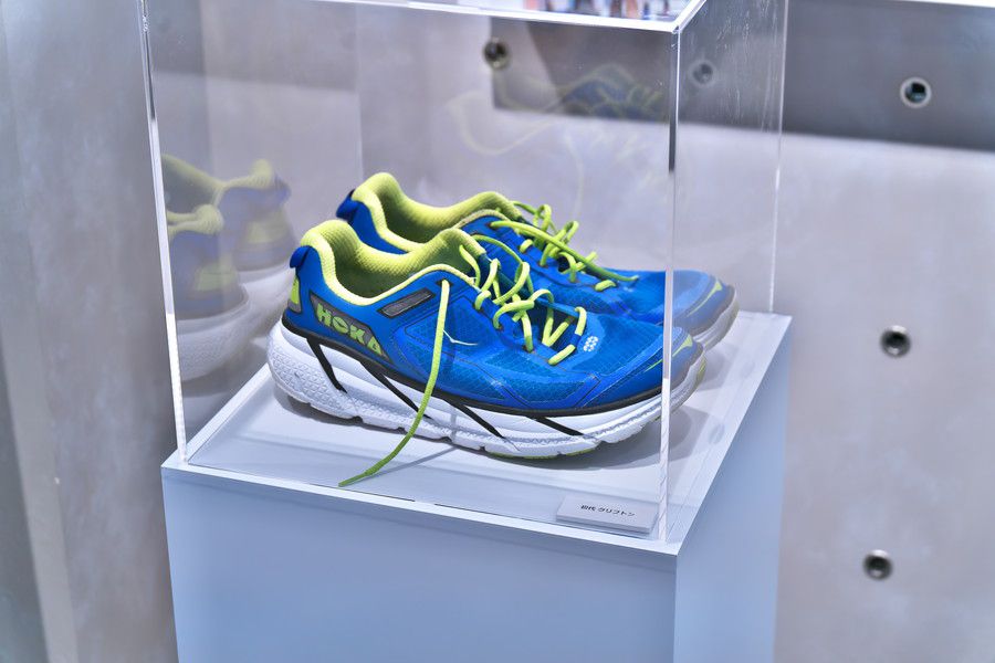HOKA 丸の内 初代クリフトンの展示