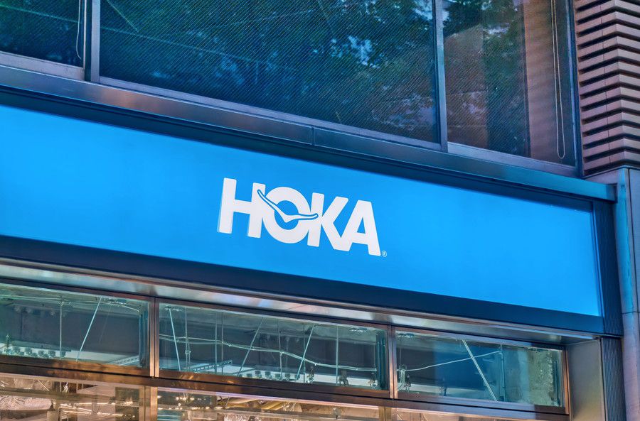 HOKA 丸の内の看板