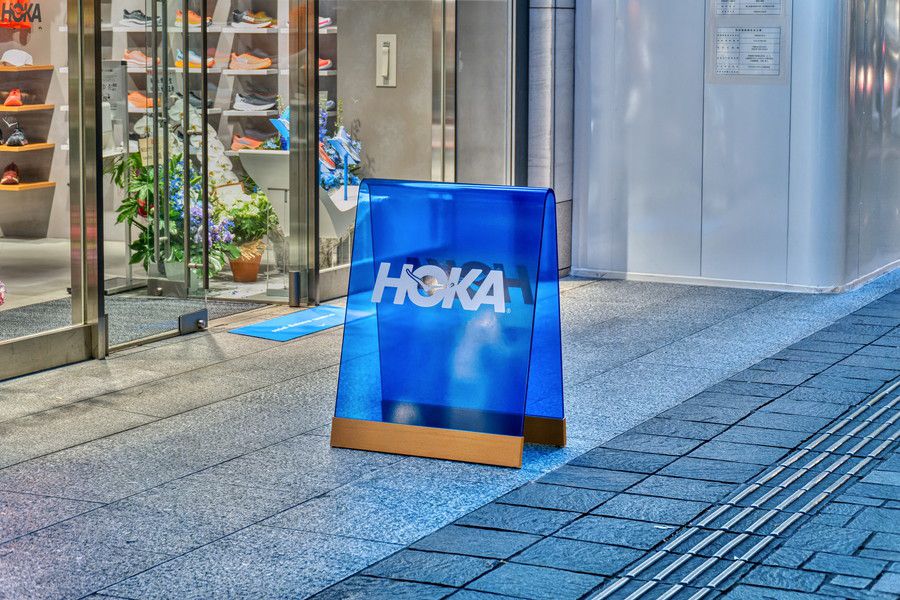 HOKA 丸の内 ホカオネオネの店頭の看板